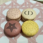 CAFE DIOR by LADUREE - 左上から時計回りに「Pink：パンプルムース・ローズ」、「White：ヴァニーユ・フレーズ」、「Yellow：ピニャコラーダ」、「Red：アマンド・フルール・オランジェ」