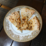 リストランテ ピッツェリア ジャンカルロ トウキョウ - 前菜と共に素焼きのピッツァ