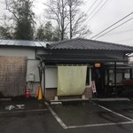 利休庵 - 横から見るとちょっと古い建物ですが…