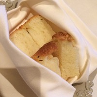 イタリアンダイニング ジリオン - 手作りフォカッチャがナプキンに包まれて運ばれてきました♡オリーブオイルでいただきます(*^^*)