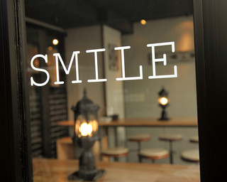 Yakitoriya Sumire - SMILEはローマ字読みすると「すみれ」英語読みなら「スマイル」すみれは笑顔あふれるお店です。