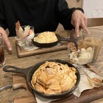 ジンナンカフェ - スフレパンケーキ 奥 ベリー1430円 手前 ほうじ茶チョコバナナ1320円