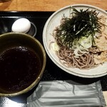 つるりつるり 蕎麦と炉端 - 肉つけそば　1,100円　生卵付き