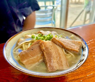 丸吉食堂 - こちら三枚肉そば