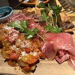 ピッツェリア　オオサキ 本店 - 前菜盛合。
                                生ハム、キッシュ、カポナータ、バルサミコ添え