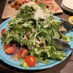 ピッツェリア　オオサキ 本店 - 盛り盛りの人参ドレッシングのサラダ