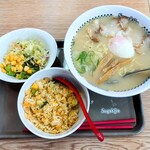 スガキヤ - 料理写真:特製ラーメン大盛りとチャーハンサラダセット