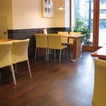 洋食のくんた - 店内は広々、テーブルやイスの間隔も多めに取ってあります