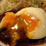 洋食のくんた - ハンバーグ890円、半熟卵がとろ～り