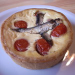 プチトマトとオイルサーディンのキッシュ