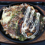 Mangetsu No Okonomiyaki - ミックス焼とチーズが半分ずつになってます