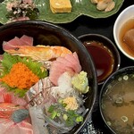 太助 - 遠州海鮮DX丼定食（¥1,870税込）
            この豪華な地魚丼がこのびっくりドッキリ価格！