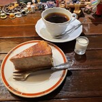 カフェ・トロワバグ - しっとり大人のキャラメルチーズケーキとトロワブレンドのセット