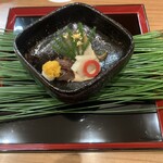 佳肴岡もと - 持ち応え極上の黒楽に葉っぱの影に大黒鮑　手前の茶ぶりと半生カラスミも合わせもう酒が飲めるぞーです