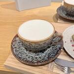 アンドテイ - 『日本茶ミルクティー(HOT)』
      茶葉：有機玄米茶
      プラントミルク：ソイミルク
      甘さ：ストレート