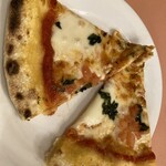 ボンジョルノ 本店 - ピザも食べました。石窯で焼いていて本格的なピザにうっとりです。