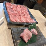 Horumon Yakiniku Niku No Ooyama - 厚切りと上タン塩