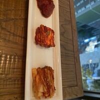 渋谷焼肉 KINTAN - キムチ3種盛り合わせ