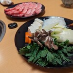 三光舎 - ランチ：牛すき焼定食1870円の野菜等２人分(2024年1月)