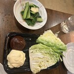 大衆酒場 練馬 春田屋 - たたききゅうり、味噌キャベツ