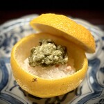多仁本 - ■松葉蟹の蒸し寿司
            谷本さんは、柚子椀がお得意。
            こちらも、当然の瞬殺(^^)
