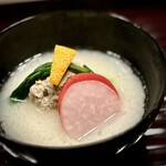 多仁本 - ■鴨たたき寄せの白味噌仕立て
      彩りも綺麗♪
      味わい「じ〜ん」の鴨ちゃんと白味噌。ちょっと強いのかと思ったら然にあらず。
      お出汁が効いてて、こりゃ最高のお椀です♡
