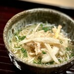 多仁本 - ■真魚鰹・黄韮・牛蒡のかき揚げ蕎麦
      お出汁がしっかり効いてて、かき揚げも最高！
      いやぁ、これまた、お蕎麦屋さんにあったら絶対に注文しちゃう。