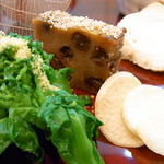 京口町　てるい - レーズン入り鶏の松風焼♪　何かのチップス♪　何かのお浸し？♪