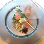 京口町　てるい - お造り♪　硬質な光沢のとても綺麗なお皿で　見せ方に工夫が☆