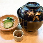 京口町　てるい - 赤出汁、香の物、自家製肉味噌♪