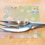 京口町　てるい - デザート用のスプーンとフォークは千代紙を敷いて♪