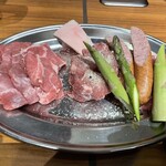 個室ジンギスカン 十鉄 - 旅人おためしセット　※初訪なのでまずはこれ。生ラム肩ロース、ラム厚切り特製塩コショウ、アスパラ、ラムウインナーのセット。