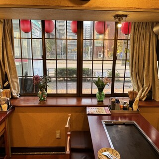 気兼ねなく過ごせる店内。少人数～団体様まで幅広いシーンに対応