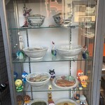 武井 - 店頭のショーケース。色褪せたサンプルがノスタルジック。