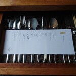 231728817 - カトラリーとメニューは引き出しにある
                        テーブルもオーダーメードで
                        飛騨職人さんに作ってもらったというこだわりの品となる
