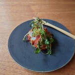 RAVI - ▷アミューズ2
      ◯帆立
      周りにパプリカとサラミの生地を纏って揚げてある
      野菜はまるまる野草です
      牛蒡のような香りがします
      との説明