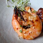 RAVI - 有頭海老の頭部上の殻を除去してあるけれど
      下の口の辺りは残されていて
      バーナーでコンガリと焼かれてる海老の殻の香ばしさ
      当然身も美味しいよねえ♪