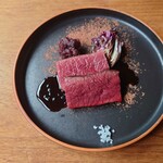 RAVI - ▷鹿
      郡上の天然の鹿
      トリュフのソースで
      右側の野菜はトレビスという苦みのあるレタス
      左側が紫キャベツとりんごの煮込み
      パウダーがぶどうの皮を粉にした品
      塩は韓国の天日塩で作るのに3年位掛かるとの説明