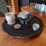 RAVI - ▷ドリンク
      シェフが目の前で淹れる中国茶、コーヒー、紅茶
      ハーブティーが選択できる
      
      「おすすめは中国茶なんですか❔」
      とお尋ねしてみたら
      「そうです」と奥さまが答えられたので中国茶を選択