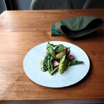 RAVI - ◯鰆のサラダ
      椹の上にはハーブが載っている
      紫蘇とバジルに
      お野菜がかごも蕪、蕪、レタスと春菊、ルッコラ
      全て郡上の無農薬野菜
      周りのパウダーは野菜の葉を乾燥させて粉にしている
      との説明