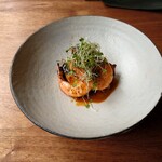 RAVI - ▷海老
      近江海老　淡水の海老となる
      海の海老とは違った味わいに仕上がる
      下にはパンペルデュ
      甘くないパンのフレンチトースト
      アメリケーヌソース　との説明