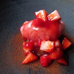 RAVI - 熱々でチョコレート感シッカリ、甘いフォンダンショコラと
      その甘みをカチッと引き締める
      酸味鮮烈ないちごアイス