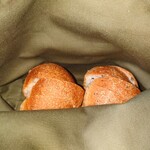 RAVI - フランスパンを作る生地で作られている
      周りは硬め
      中は柔らかめ　との説明
      
      胡麻の風味も良いねえ❕