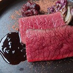 RAVI - 肉自体にはほぼ臭みはなく
      鹿肉の甘み（旨味）を感じて美味しいが
      単体では何かで味わいを締めたくなる味わい
      
      赤ワインと砂糖でにつめられている
      野菜の軽い酸味の爽やかさと甘み