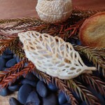 RAVI - ◯チーズと胡椒の葉っぱのチュール
      真ん中にアオリイカがサンド
      
      丸いパニクリというチップはインドのお菓子で
      中にトマトで煮詰めたお魚と自家製納豆が入れてある
      との説明