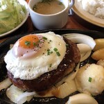 個室肉バル ミートガーデン - ハンバーグ、目玉焼き