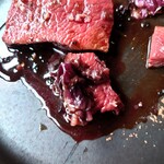 RAVI - トリュフソースのバターと赤ワイン、
      トリュフの味わいも酸味爽やかで
      風味も良く美味しく食べられる
      一緒に食べると旨味、酸味、甘み、苦みの
      いろんな味わいが代わる代わるやって来て
      口の中が大騒動❔(笑)