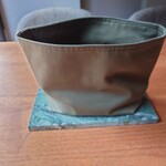 RAVI - ◯パン胡麻とプレーン
      布袋に入れらているので保温してて温かく
      ほんのりバター感のある
      外側はカリッと、中は水分量多く
      モッチリな高加水パンとなる