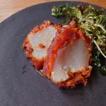 RAVI - パプリカとサラミのカリッとしてる衣
      コンガリと揚げげられていて
      生な感じを残されているホタテ
      
      ホタテと衣の旨味がワインと合う味わい
      
      下に敷かれているピリッと辛いサルサソースで
      味わいが後から締まる