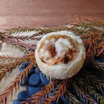 RAVI - ◯パニクリ
      丸いカップ（パニクリ）の中に
      ミートソースの様な見た目のミンチ状の魚と納豆
      
      容器の香ばしさと魚の旨味感があり美味しい味わい
      
      これもワインと合わせて
      味わいを締めたくなる味わいに感じる